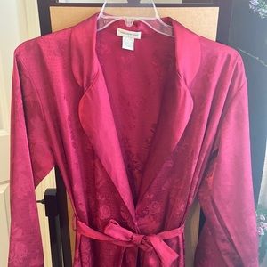 Jones New York red satiny long robe L/XL